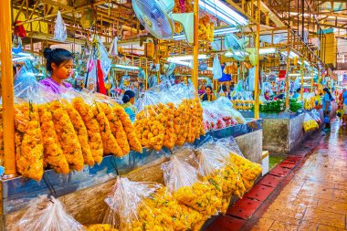 BANGKOK, THAILAND - 23 Nisan 2019: Bangkok 'ta 23 Nisan' da, Pak Khlong Talat Çiçek Pazarı 'ndaki küçük tezgahta bulunan kadife çiçekleri paketleri