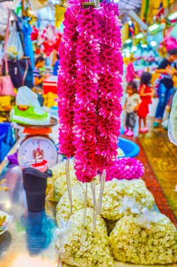 Budist ayini Pak Khlong Talat Çiçek Pazarı, Bangkok, Tayland 'da taze çiçek çelenkleri