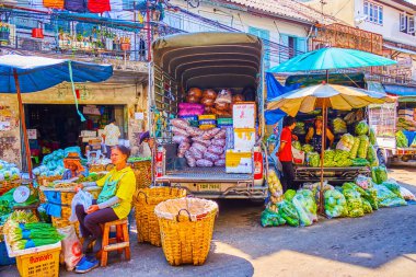 BANGKOK, THAILAND - 23 Nisan 2019: Bangkok 'taki kamyonlardan toptan tarım pazarı