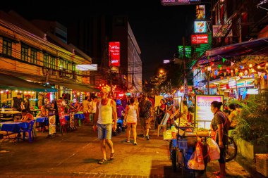 BANGKOK, THAILAND - 23 Nisan 2019: Khaosan Yolları ucuz Tayland sokak yemeklerini denemek, alkol kokteyli içmek ve 23 Nisan 'da Bangkok' ta masaj salonlarını ziyaret etmek için en iyi yer.