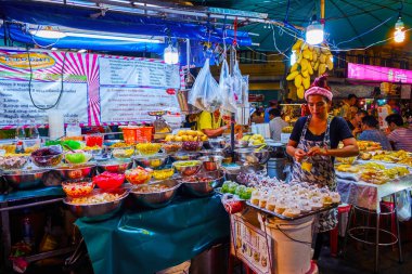 BANGKOK, THAILAND - 23 Nisan 2019: Tayland sokak mutfağı satıcısı, 23 Nisan 'da Bangkok' ta Khaosan Yolu 'nda gitmek üzere çeşitli paketler halinde çorba sunuyor