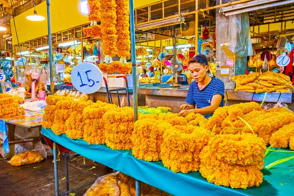 泰国曼谷 2019年4月23日 4月23日 在曼谷Pak Khlong Talat花卉市场的小摊位上 小贩们制作了仪式性万寿菊花环 — 图库照片