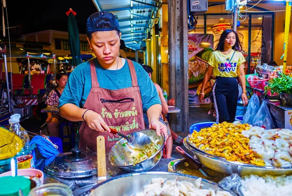 Bangkok Thailandia Aprile 2019 Giovane Cuoco Khaosan Road Prepara Cibo — Foto Stock