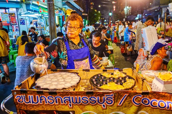 Bangkok Thailand Abril 2019 Vendedor Comida Rua Cozinha Panquecas Pudim — Fotografia de Stock