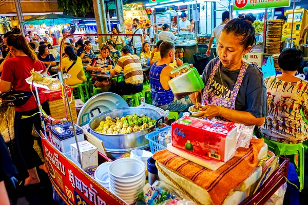 Bangkok Tailandia Abril 2019 Vendedor Comida Callejera Prepara Dumplungs Asiáticos —  Fotos de Stock