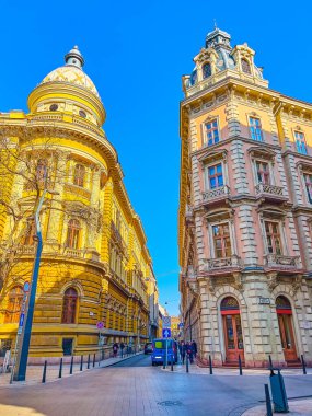 BUDAPEST, HUNGARY - 2 Mart 2022: Pest 'in bölge mimarisi, Ferenciek Tere Meydanı, 2 Mart' ta Budapeşte