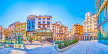 BUDAPEST, HUNGARY - 2 Mart 2022 'de Budapeşte' de, Szervita meydanının karışık stil binalarıyla panorama