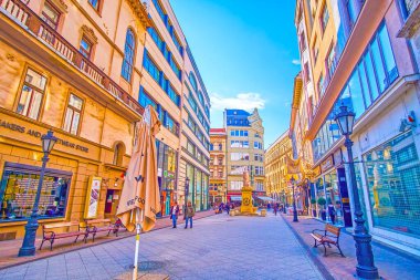 BUDAPEST, HUNGARY - 2 Mart 2022: Kristof Ter Meydanı, merkezi turizm ve alışveriş alanı ve Pest tarafında en kalabalık yer, 2 Mart 'ta Budapeşte' de