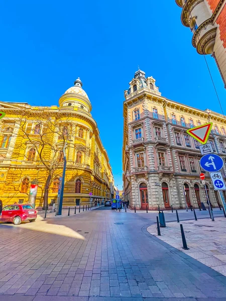 ハンガリーのブダペスト市のビジネス地区 ペスト地区の中心部にある素晴らしい建物の中を散歩してください — ストック写真