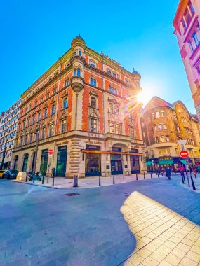 BUDAPEST, HUNGARY - 2 Mart 2022: Pest ilçesindeki Central Grand Cafe ve Bar binasının tarihi cephesi, 2 Mart 'ta Budapeşte' de