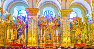 BUDAPEST, HUNGARY - 2 Mart 2022: Belvaros St. Anna Kilisesi 'nin iç mimarisi, 2 Mart' ta Budapeşte 'de