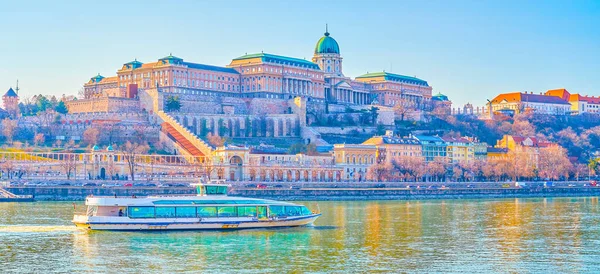 Budapest Panorámája Cuty Budai Várral Vitorlás Turista Jacht Duna Mentén — Stock Fotó