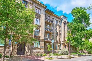 Stalinist tarzı ev ve yemyeşil ağaçlar Lypky, Pechersk, Kyiv, Ukrayna 'daki Schovkovychna Caddesi boyunca uzanır.
