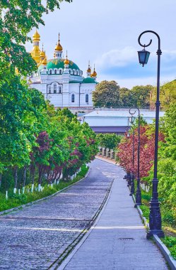 Kyiv Pechersk Lavra Mağara Manastırı 'nın arka planda Refectory manzaralı güzel yeşil parkı, Kyiv, Ukrayna