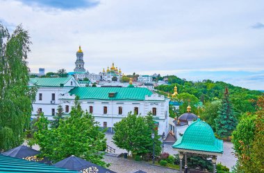 Yeşil Pechersk tepeli Kyiv silueti, ormanla kaplı ve Ukrayna 'daki Kyiv-Pechersk Lavra Mağara Manastırı ile kaplı.