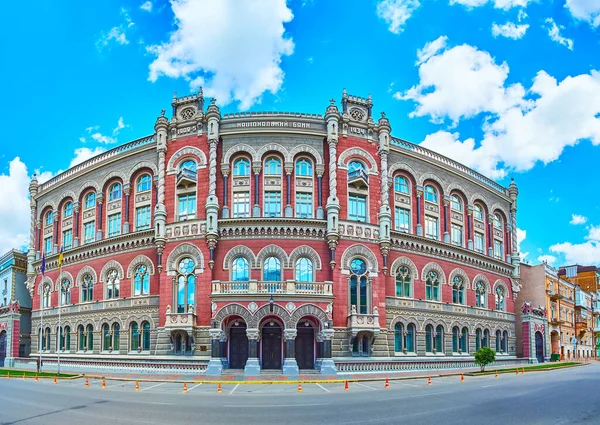 乌克兰基辅Instytutska街乌克兰国家银行大楼雕塑全景 — 图库照片