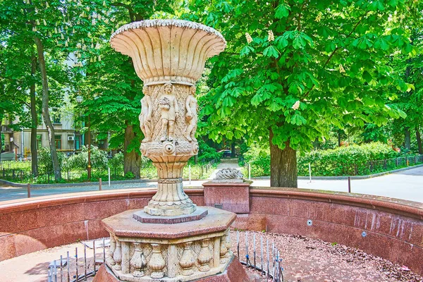 位于乌克兰基辅Pechersk繁茂的公园中的Lypky雕塑品古泉 — 图库照片
