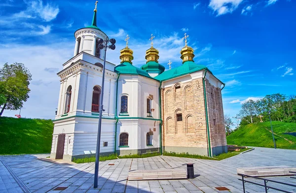 Ancienne Église Sauveur Berestove Entourée Collines Verdoyantes Kiev Ukraine — Photo