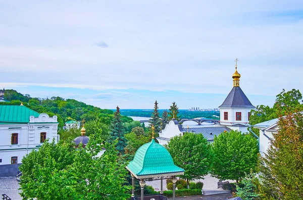 右から聖アンナ教会の概念の鐘楼とキエフ ペチェルスク ラブラ洞窟修道院の屋根やドームを見下ろすとドニエプル川を背景に キエフ ウクライナ — ストック写真