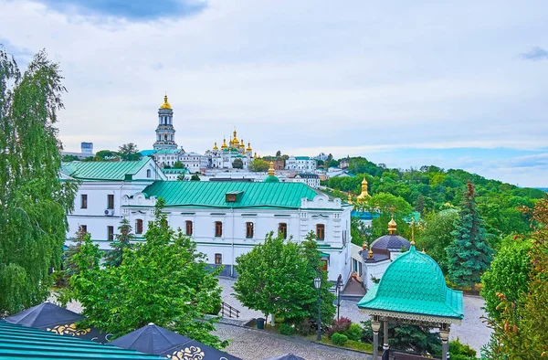 緑のペチェールスクの丘を持つキエフのスカイライン 森に覆われ キエフ ペチェールスクラブラ洞窟修道院をトッピング ウクライナ — ストック写真