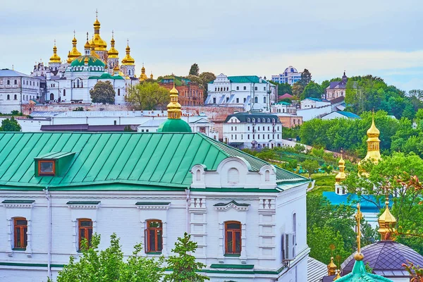 ドーミション大聖堂の黄金のドーム 中世の要塞壁やキエフPecherskラブラ洞窟修道院の修道院の修道院の建物 ウクライナ — ストック写真