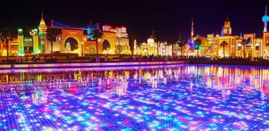 DUBAI, BAE - 6 Mart 2020: Küresel Köy Dubai 'nin panoraması, farklı ülkelerin aydınlık pavyonları ve LED su altı ekranlarıyla 6 Mart' ta Dubai 'de