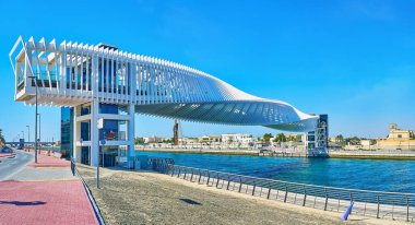Dubai Su Kanalı 'nın seti, Su Kanalı Köprüsü manzaralı, ayrıca Twisted Bridge, Dubai, BAE