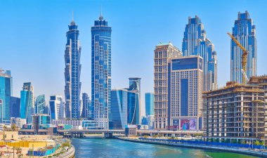 DUBAI, BAE - 6 Mart 2020: Dubai Su Kanalı Panoraması, lüks JW Marriot Kuleleri ve Al Habtoor City binaları, 6 Mart 'ta Dubai' de