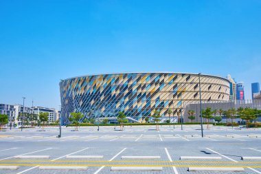 DUBAI, BAE - 6 Mart 2020: Coca-Cola Arena binası cam ve renkli paneller ile 6 Mart 'ta Dubai' de dış yüzeyde jeoetrik desenler oluşturuldu