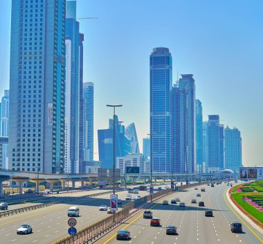 DUBAI, BAE - 6 Mart 2020: 6 Mart 'ta Dubai' de Şeyh Zayed Yolu üzerinde yol boyunca cam kuleleri olan hızlı trafik