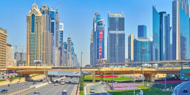 DUBAI, BAE - 6 Mart 2020: Şeyh Zayed Yolu ile Panorama ve Central Park Kuleleri, Emirates Finans Kuleleri, Dusit Thani Dubai, Carlton Downtown Hotel, Al Kharbash Tower, Dubai, 6 Mart