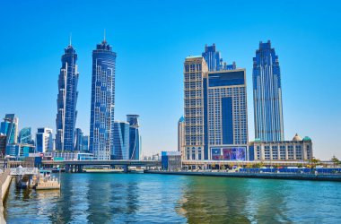 DUBAI, BAE - 6 Mart 2020: Dubai Su Kanalı, şehrin modern mimarisini gözlemleyen birçok bakış açısına sahiptir.