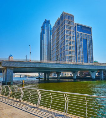 DUBAI, BAE - 6 Mart 2020 Dubai Su Kanalı seti Dubai Şelale Köprüsü manzaralı ve Al Habtoor City binaları, 6 Mart 'ta Dubai' de