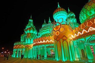 DUBAI, BAE - 6 Mart 2020: Geleneksel Dünya Kapısı desenleri ve parlak renkli aydınlatma, Global Village Dubai, 6 Mart 'ta Dubai' de