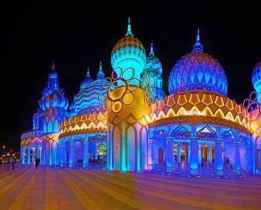 DUBAI, BAE - 6 Mart 2020: Dubai Global Village Dubai 'de Dünya Kapısı, 6 Mart' ta Dubai 'de aydınlık akşam kuleleri ile dekore edilmiştir.