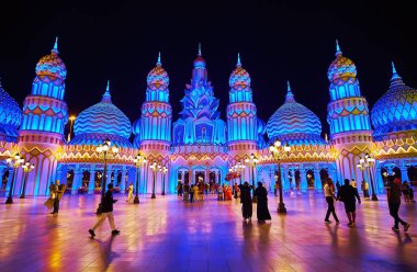 DUBAI, BAE - 6 Mart 2020: Dubai Global Village Dubai 'de Dünya' nın Kapısı, parlak mavi akşam aydınlatmasıyla oyulmuş kubbeler ve kulelerle süslenmiş, 6 Mart 'ta Dubai' de