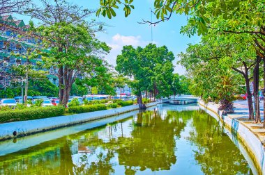 Dar Rop Krung Kanalı ve Bangkok, Tayland 'daki karanlık sokak.