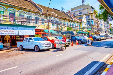BANGKOK, THAILAND - 23 Nisan 2019: 23 Nisan 'da Tayland' ın Bangkok kentinde, Yodpiman Çiçek Pazarı 'ndaki Atsadang yolunda yük arabaları taşıyan kapıcılar