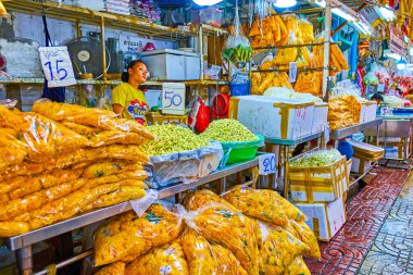BANGKOK, THAILAND - 23 Nisan 2019: 23 Nisan 'da Tayland' ın Bangkok kentinde düzenlenen Pak Khlong Talat Çiçek Pazarı 'nda dini törenler için kadife çiçekli büyük paketler