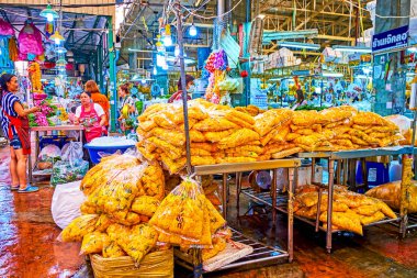 BANGKOK, THAILAND - 23 Nisan 2019: 23 Nisan 'da Tayland' ın Bangkok kentinde, Pak Khlong Talat Çiçek Pazarı 'nda üzerinde kadife çiçekleri bulunan paketler