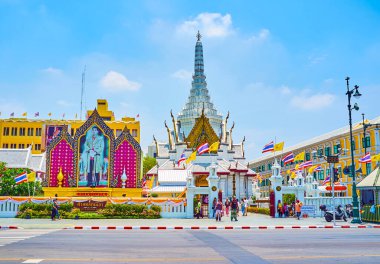 BANGKOK, THAILAND - 23 Nisan 2019: San Lak Mueang ana tapınağı olan Şehir Sütunu ile 23 Nisan 'da Bangkok' ta