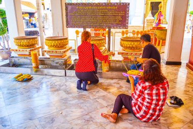 BANGKOK, THAILAND - 23 Nisan 2019: Dindarlar 23 Nisan 'da Bangkok' ta San Lak Mueang (Şehir Sütun Tapınağı) 'nda ibadet ve ayin adağı adak adadılar