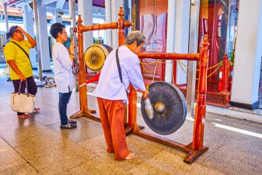 BANGKOK, THAILAND - 23 Nisan 2019: 23 Nisan 'da Bangkok' taki Şehir Sütun Tapınağı 'nda geleneksel gongu yenme ritüeli