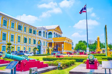 BANGKOK, THAILAND - 23 Nisan 2019: 23 Nisan 'da Bangkok, Tayland' da Savunma Bakanlığı 'nın bahçesindeki tarihi toplar