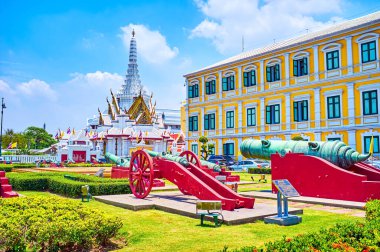 Savunma Bakanlığı binasındaki açık hava topu müzesi ve Bangkok, Tayland 'daki şehir sütun tapınağı.