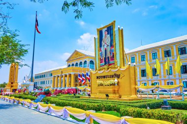 BANGKOK, THAILAND - 23 Nisan 2019: Tayland kralı Rama X 'in büyük portresi ve Savunma Bakanlığı karargahı 23 Nisan' da Bangkok, Tayland 'da