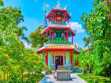 İnanılmaz küçük renkli Çin türbesi Chao Mae Takhian Tangası ve arka planda Wat Ratchapradit, Bangkok, Tayland