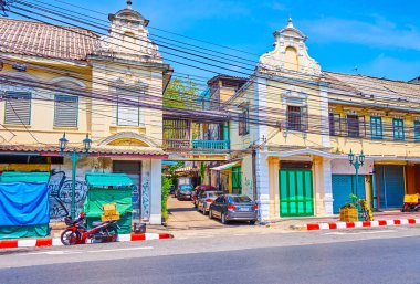 BANGKOK, THAILAND - 23 Nisan 2019: Yodpiman Çiçek Pazarı yakınlarındaki Atsadang Yolu boyunca tarihi ticaret binaları, 23 Nisan 'da Bangkok, Tayland