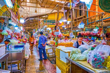 BANGKOK, THAILAND - 23 Nisan 2019: Pak Khlong Talat Çiçek Pazarı 'ndaki dar sokaklar ve din ihtiyaçları için büyük miktarda çiçek ve çiçek kompozisyonları, 23 Nisan' da Bangkok, Tayland 'da