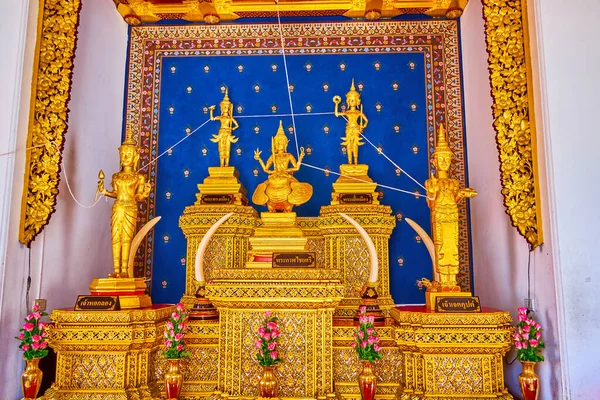 位于泰国曼谷的圣拉克穆昂的城市柱神龛中的祭坛 装饰着镀金的雕像和花卉图案 — 图库照片
